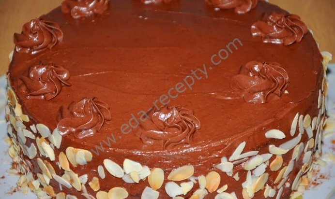 Шоколадный торт с вишней
