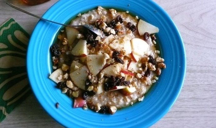 Овсяная каша с яблоком, корицей и кленовым сиропом