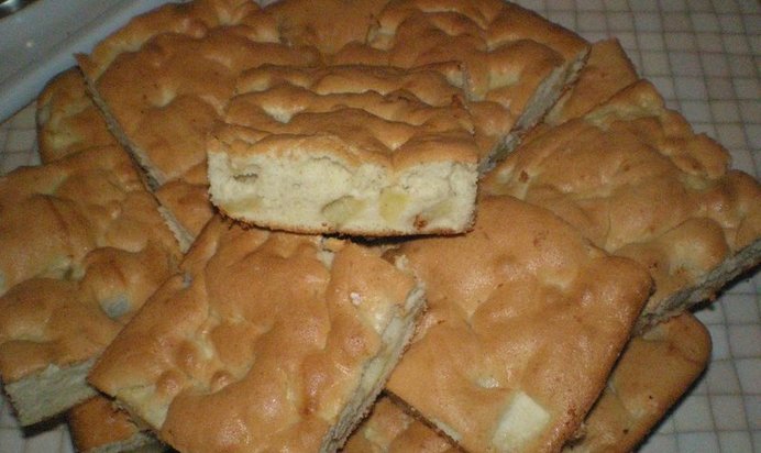 Шарлотка с яблоками и грушами