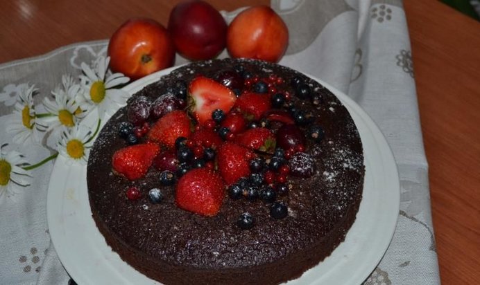 Шоколадный торт с ягодами
