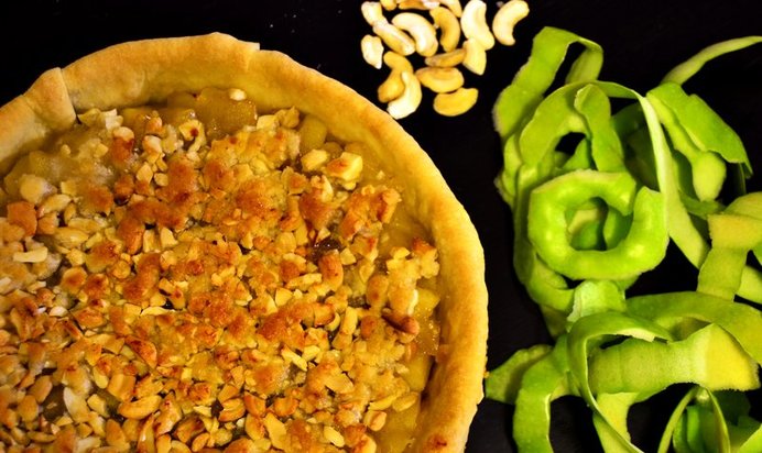 Яблочный пирог с хрустящими орехами кешью
