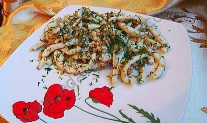 Салат из кальмаров с орехами