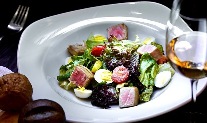 Салат Нисуаз с тунцом классический