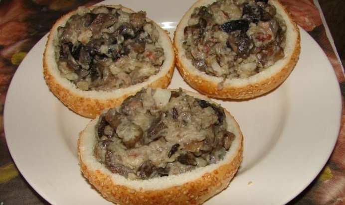 Жульен в булочках с курицей и грибами