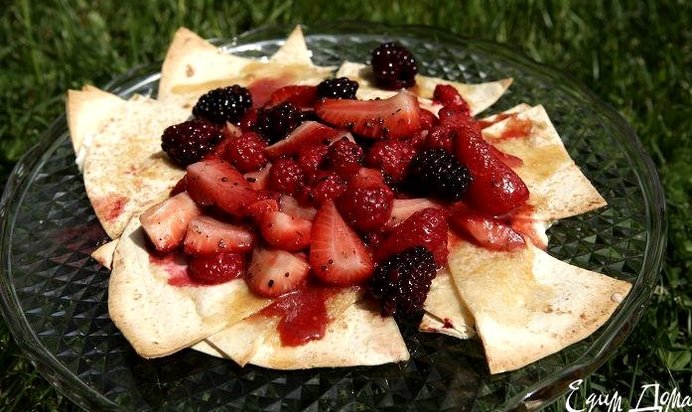 Сладкая тортилья с клубникой, малиной и ежевикой