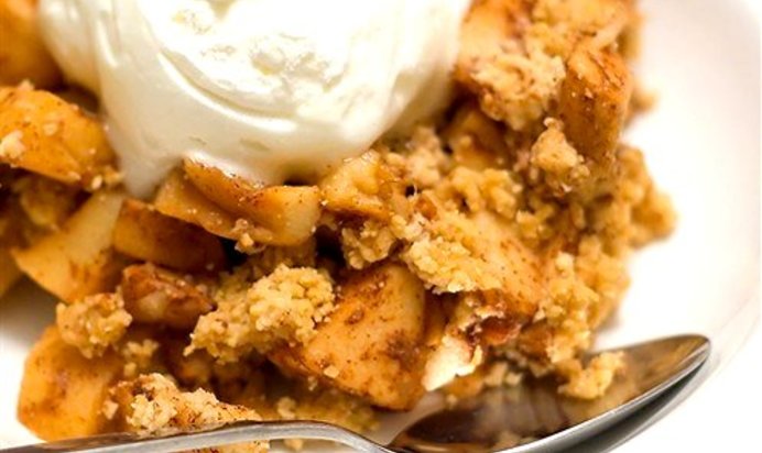 Яблочный крамбл с корицей и взбитыми сливками