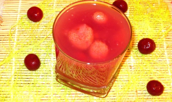 Кисель из замороженной вишни и клубники