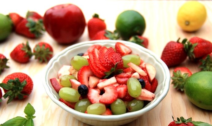 Фруктовый салат с медовым сиропом