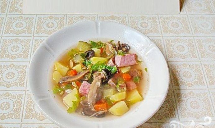 Солянка с ветчиной и грудинкой