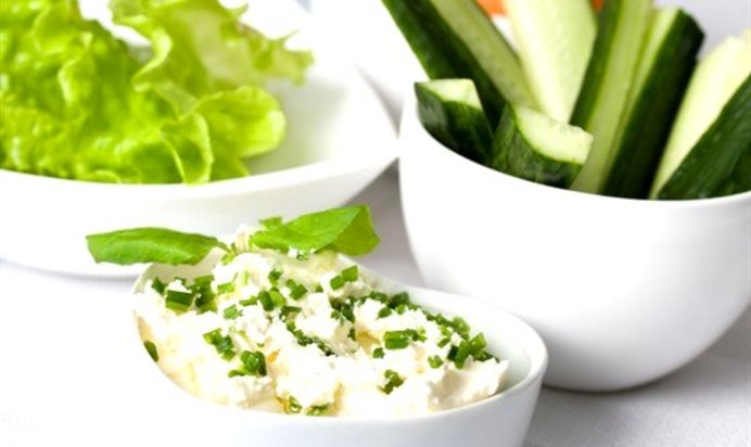 Египетский салат с сыром фета, мятой и укропом