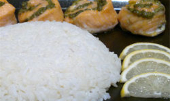 Рулеты из лосося с песто