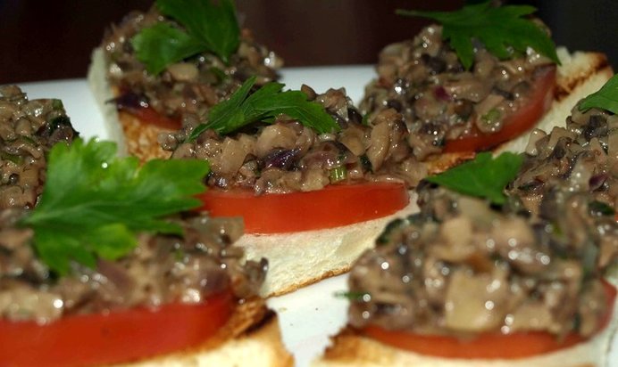 Брускетта с помидорами, шампиньонами и луком