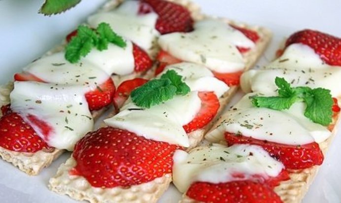 Тосты с клубникой и моцареллой