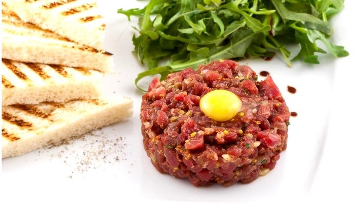 Тартар из говядины с каперсами, грибами и красным луком