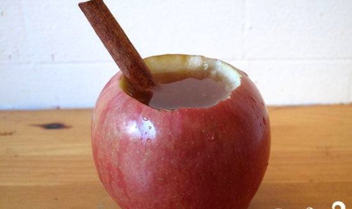 Яблочный коктейль с лимончелло и клюквой