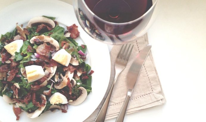 Салат из шпината и яиц с теплой заправкой из бекона