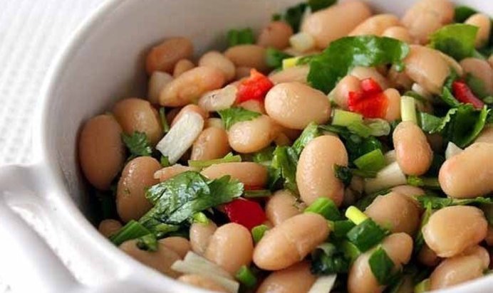 Салат из фасоли с чесноком