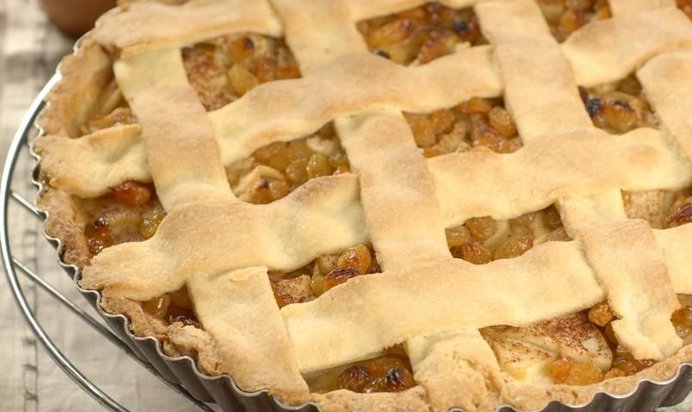 Яблочный торт с ванильным соусом