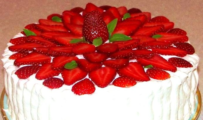 Торт со взбитыми сливками и клубникой