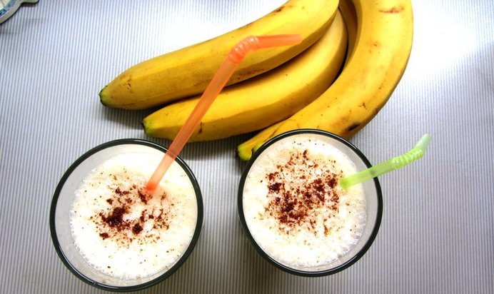 Молочный коктейль с бананами и яблочным соком