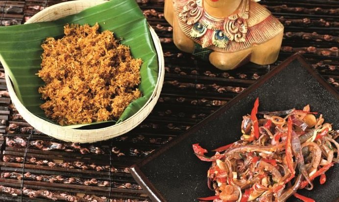 Шоколадный торт с орехами