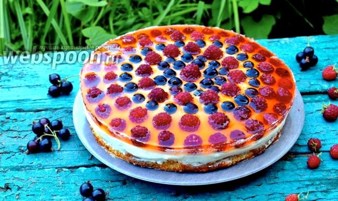 Бисквитный торт с ягодами в желе и сливочным кремом