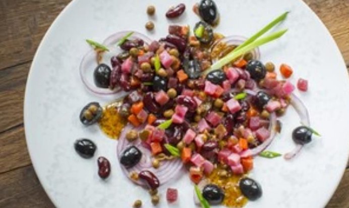 Винегрет с красной фасолью, маслинами и медово-горчичной заправкой
