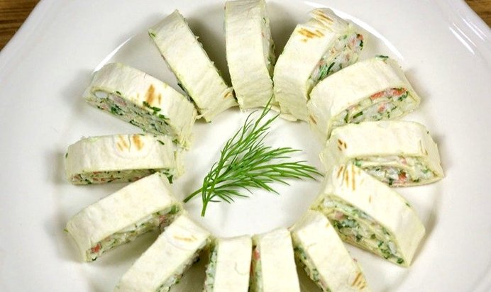 Рулетики из тортильи с крабовыми палочками