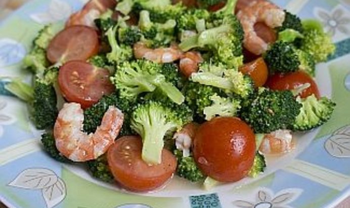 Салат с брокколи, помидорами и креветками Весна у моря