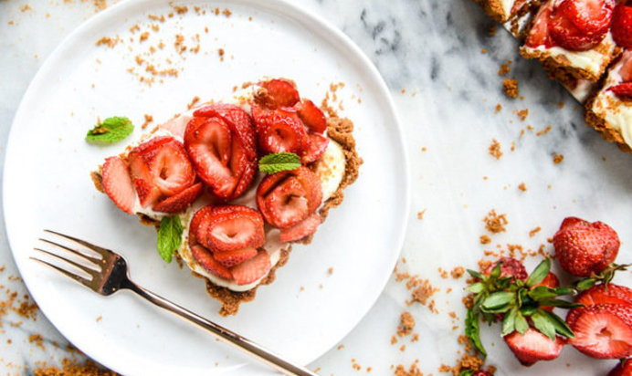 Клубничный торт без запекания