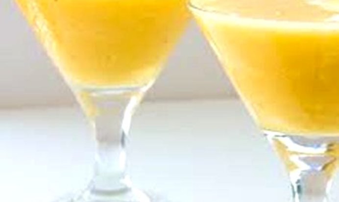 Витаминный напиток из ананаса и банана