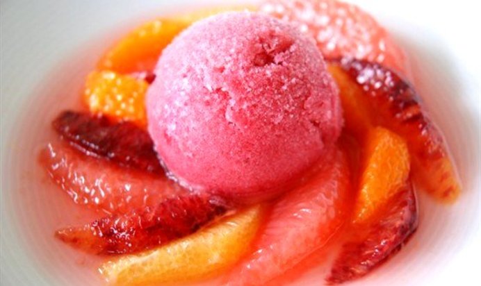 Цитрусовый салат с пряным сиропом и грейпфрутовым сорбетом