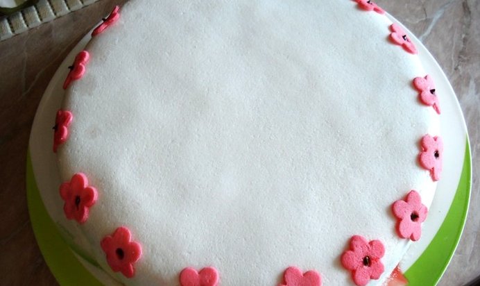 Бисквитный торт с мастикой