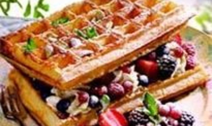 Вафельный торт с ягодами