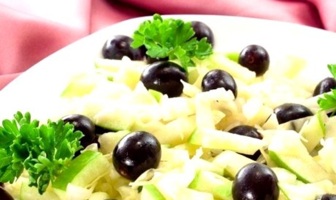 Салат с капустой, виноградом и яблоком