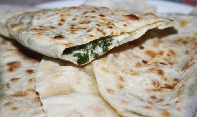 Кутабы с креветками, сыром и зеленью