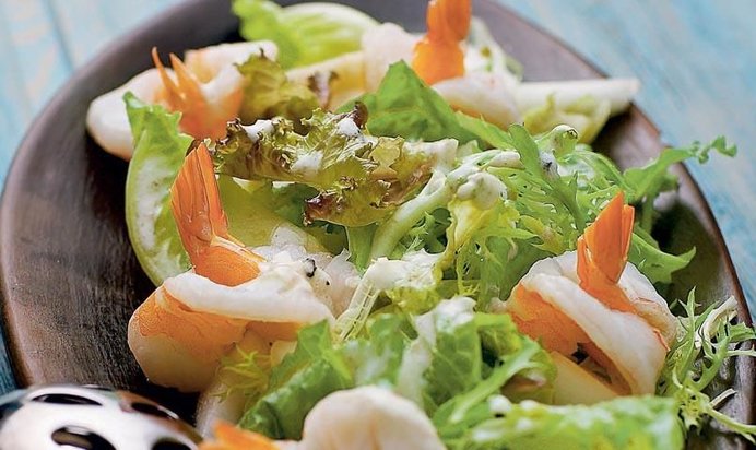 Салат из креветок с дыней и авокадо