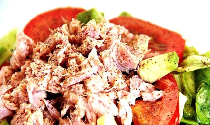 Салат с тунцом копченым