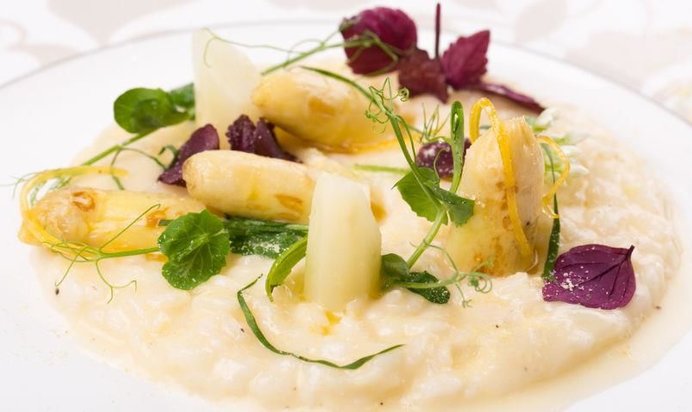 Ризотто с зеленой спаржей, лимоном и козьим сыром