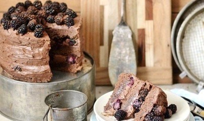 Шоколадный торт с ежевикой