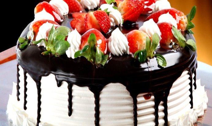 Праздничный торт с клубникой