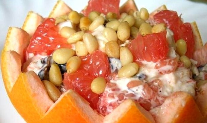 Салат с грейпфрутом черносливом и куриным филе