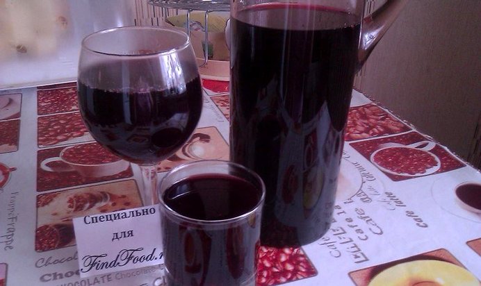 Компот из черной смородины и земляники