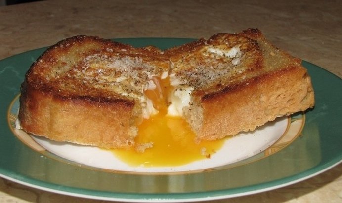 Бутерброд с яйцом на сковороде