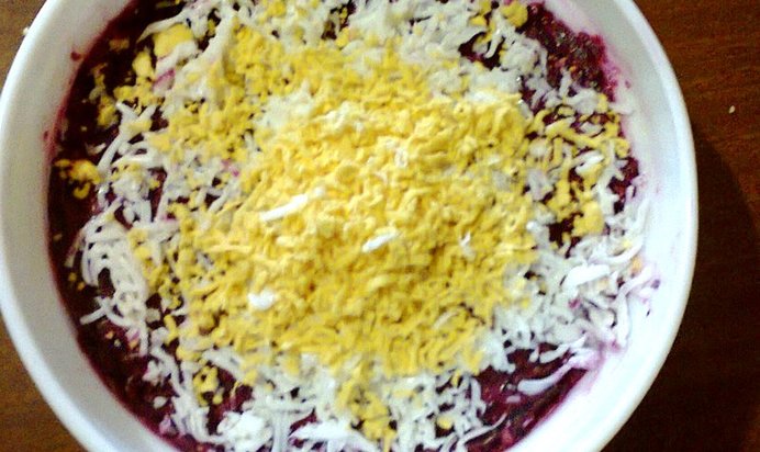 Слоеный овощной салат с плавленным сыром