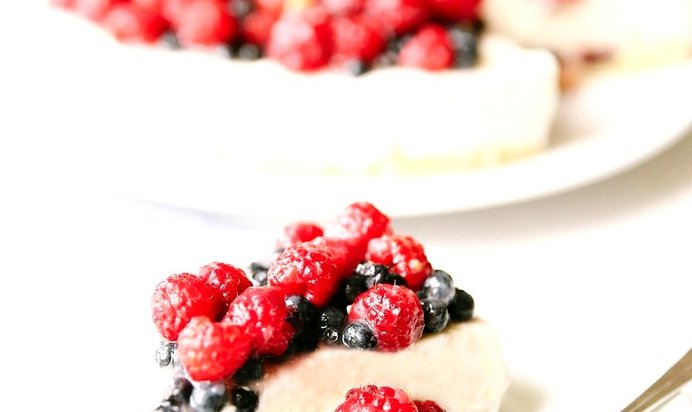 Йогуртовый торт с ягодами