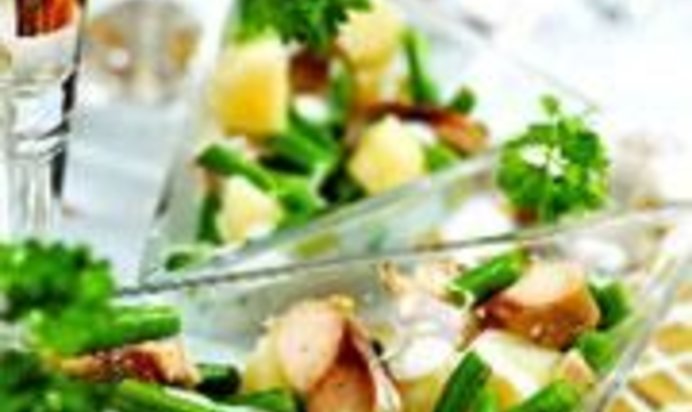 Теплый салат с копченой макрелью под соусом с хреном