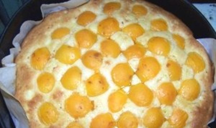 Шарлотка с яблоками и абрикосами