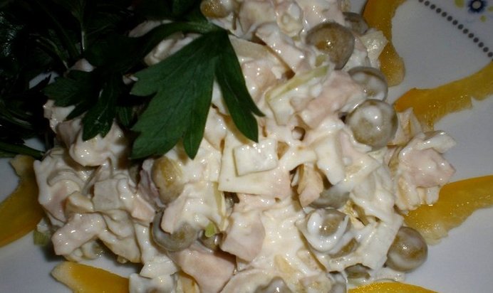 Простой салат из консервированных кальмаров