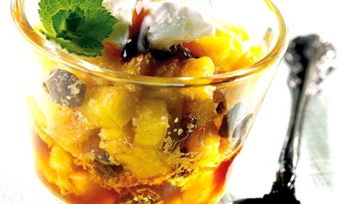 Карамелизованный ананас с изюмом и кокосом